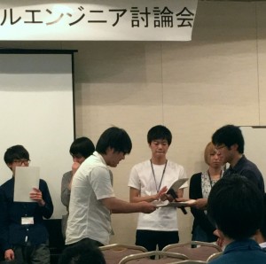 授賞式の様子(坂口智広さん)